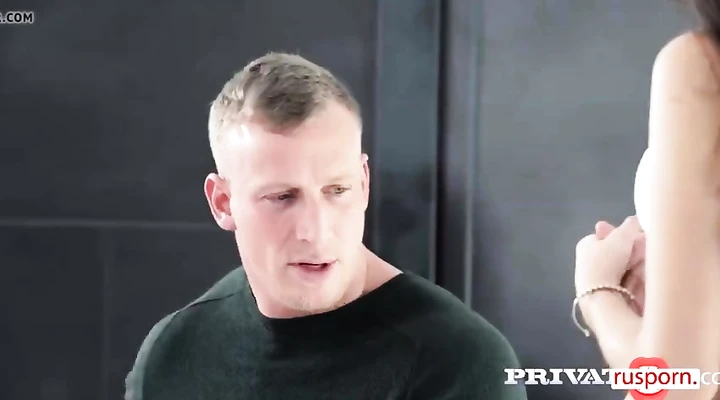 'Жестко оттрахал анально грудастую брюнетку'