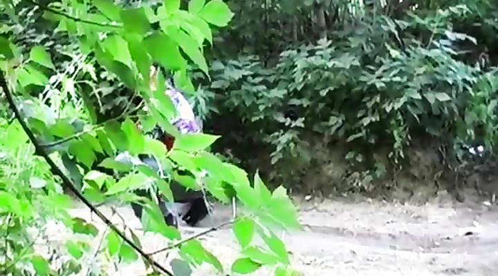 Жгучий секс на капоте: молодой чувак отжарил русскую шалаву!