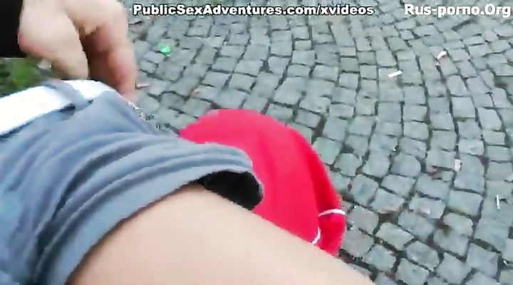 Жаркий секс на скамейке в парке: грубо и страстно!
